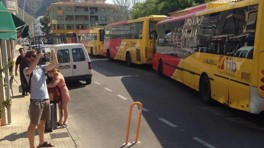 Acumulación de autocares en la parada de la segunda línea.