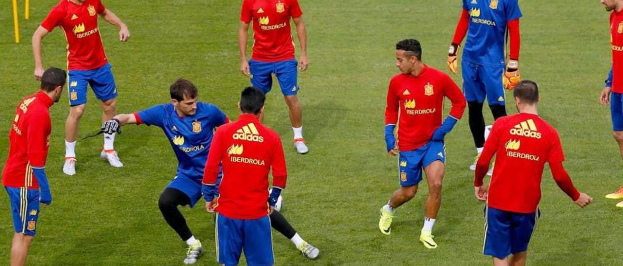 Casillas y Tiago, en el centro de un rondo.