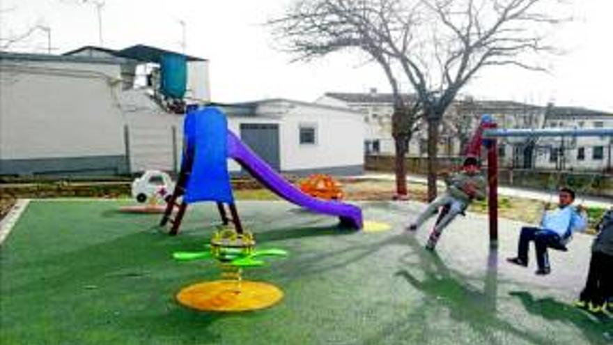 Parques y Jardines instala juegos infantiles en la UVA, en la avenida del Sol