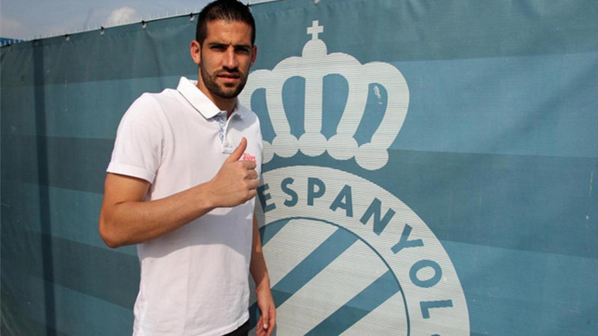 Kiko Casilla posando con el escudo del Espanyol