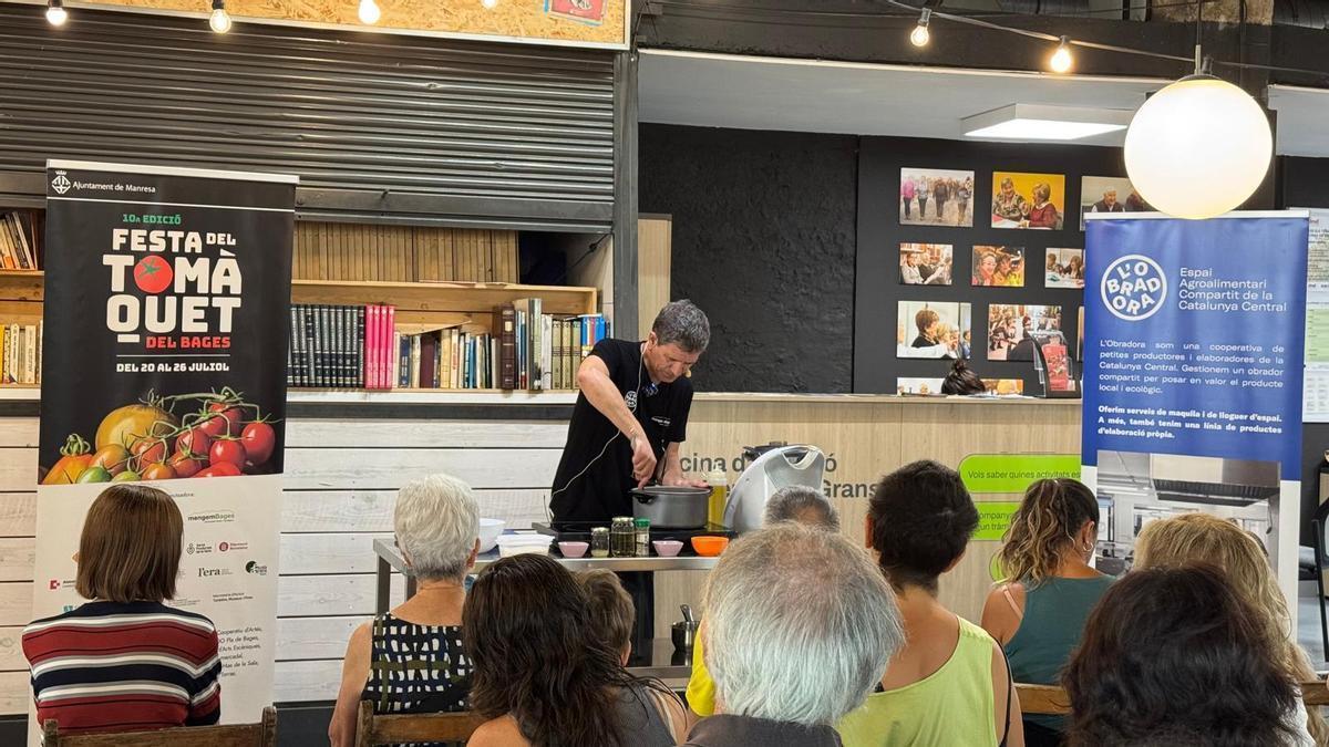 El cuiner inicia l'elaboració del quètxup casolà del taller