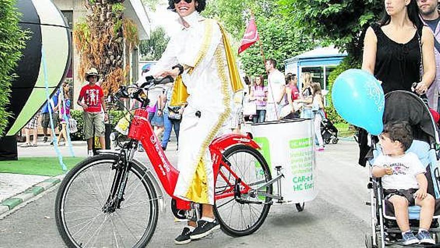 Manuel Lorenzo, el «Elvis» de la Feria, uno de los jóvenes beneficiados por el empleo en el certamen.