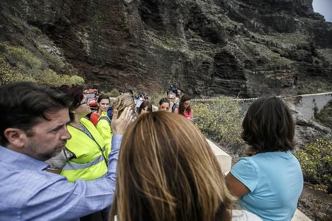 13/07/2016 Visita del presidente del Cabildo de Tenerife Carlos Alonso  junto a Técnicos para ver in situ el estado del derrumbe del talúd de la carretera que lleva a la Punta de Teno.José Luis González