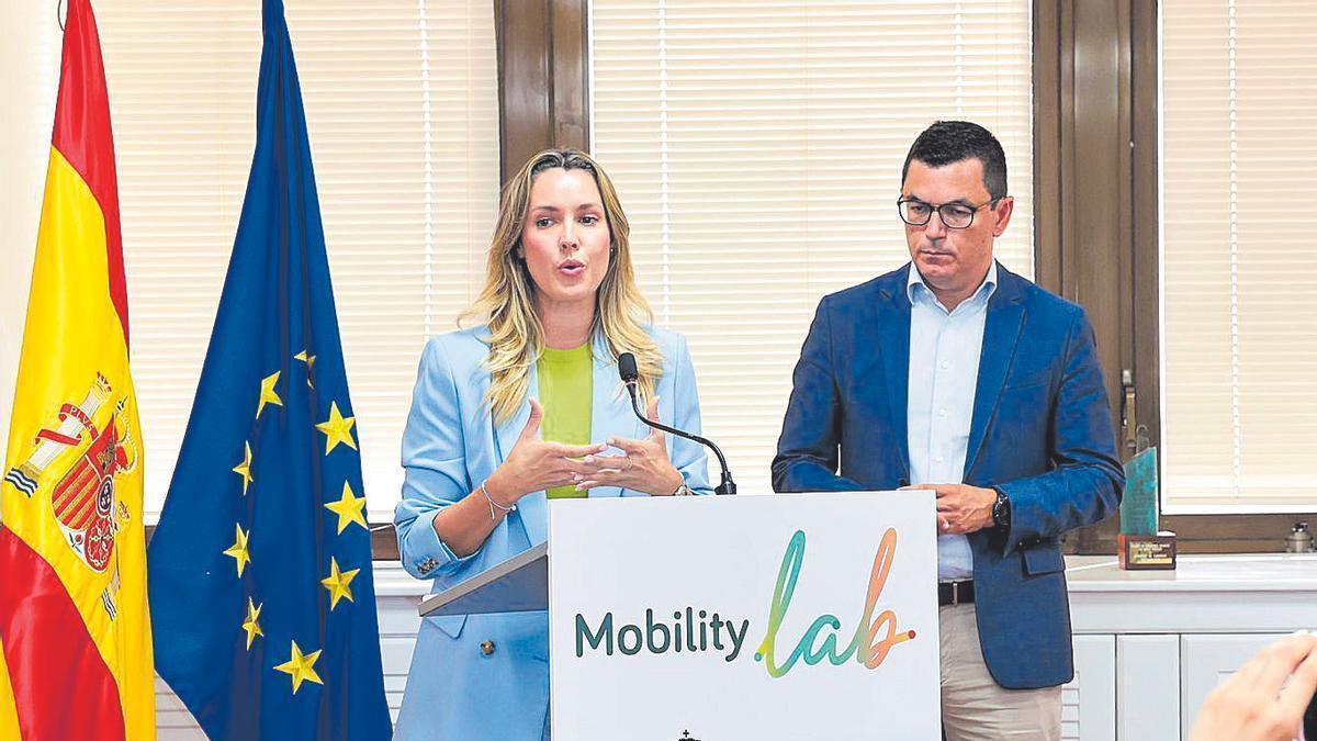 La directora general de Transportes, María Fernández, y el consejero de Obras Públicas, Pablo Rodríguez.