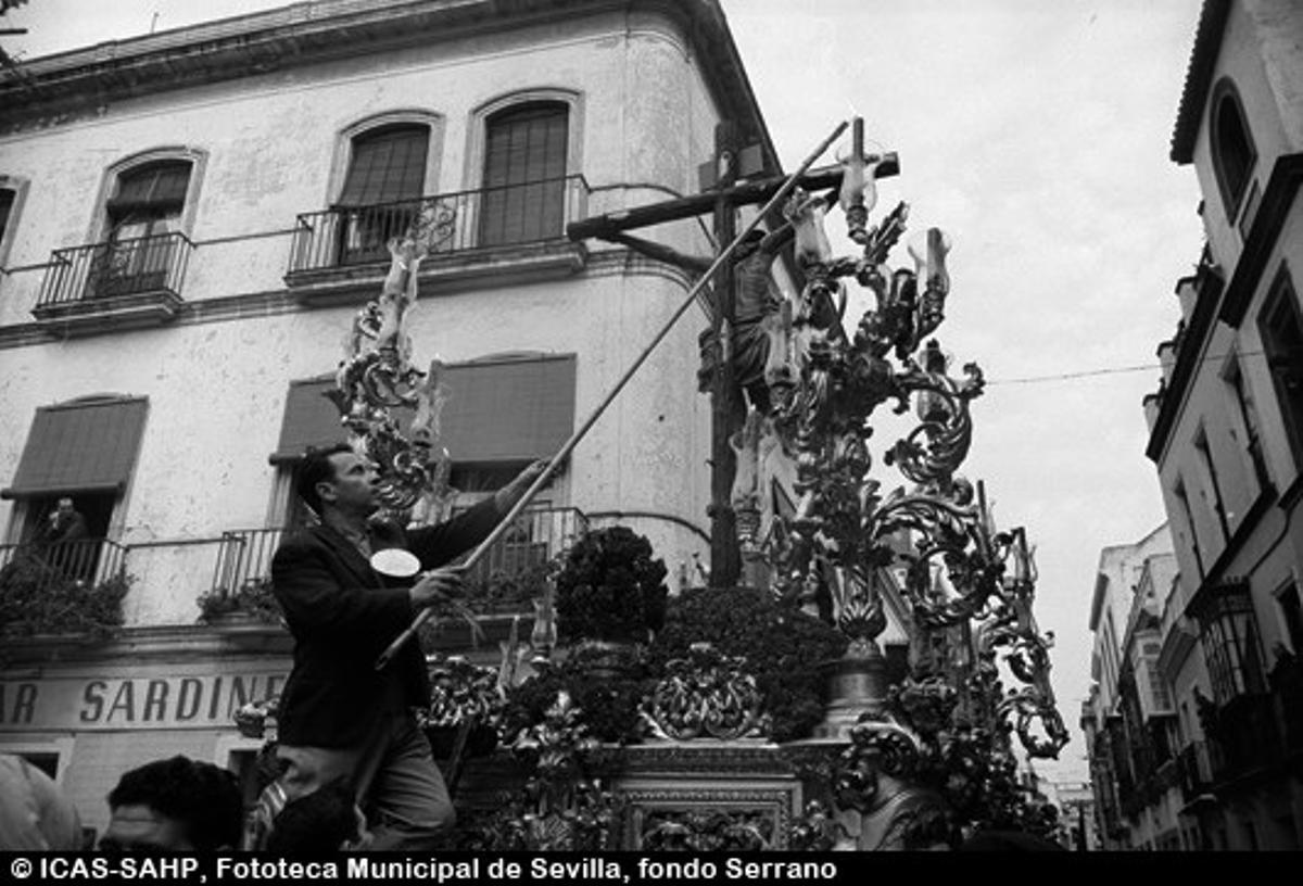 Encendedor o "tío de la caña" como se le conoce en el lenguaje popular. Hermandad del Buen Fin en la calle Conde de Barajas Encendedor o "tío de la caña" como se le conoce en el lenguaje popular. Hermandad del Buen Fin en la calle Conde de Barajas