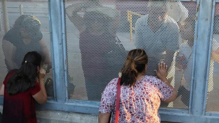 Las caricias fugaces del muro de Nogales