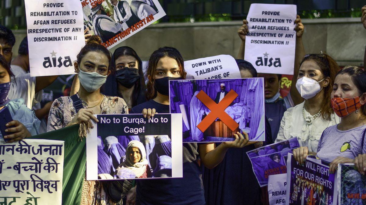 Mujeres afganas se manifiestan contra los talibán en Nueva Delhi, la capital de India. / EP