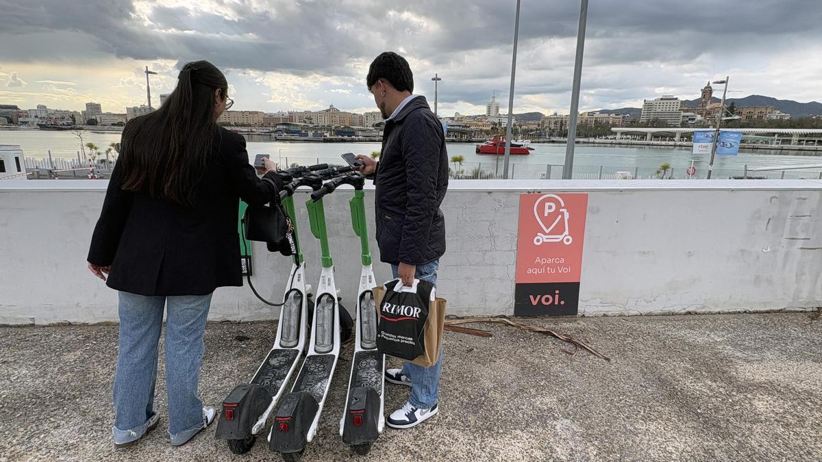 Dos usuarios alquilan unos patinetes el día en el que se revoca la autorización.