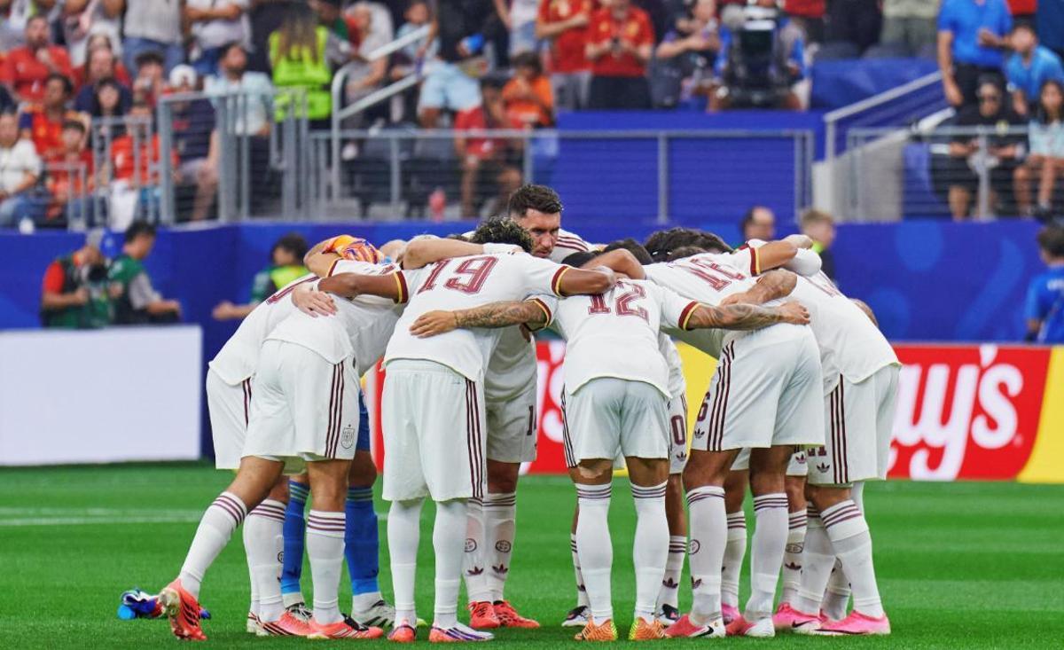 Los jugadores de la selección se reúnen antes del inicio del partido ante Portugal.