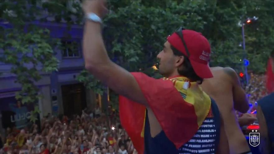 Ferran Torres luce una gorra similar a la del Presidente Donald Trump