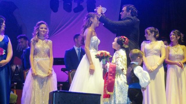 El alcalde, Tomás del Bien, impone la corona a la reina del pasado año.