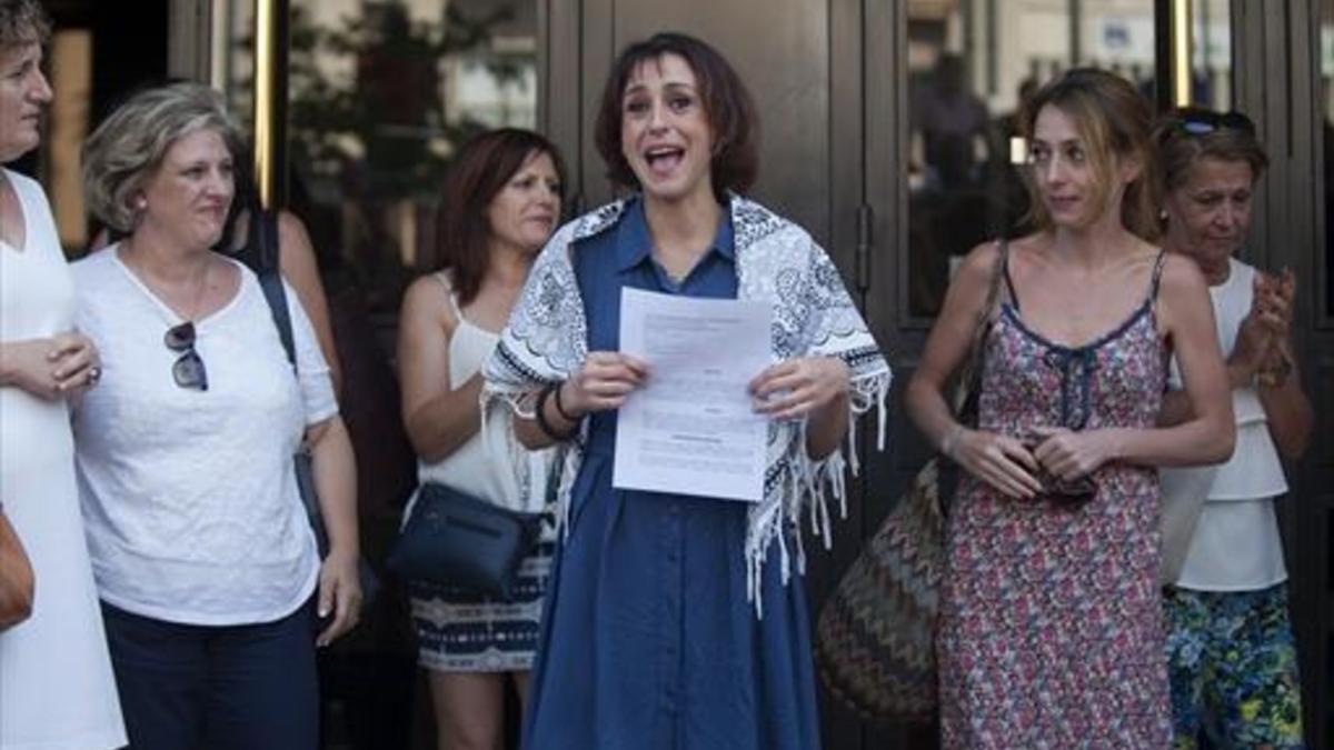 JUANA RIVAS Alegría al salir del juzgado de Granada tras entregarse, el día 22.