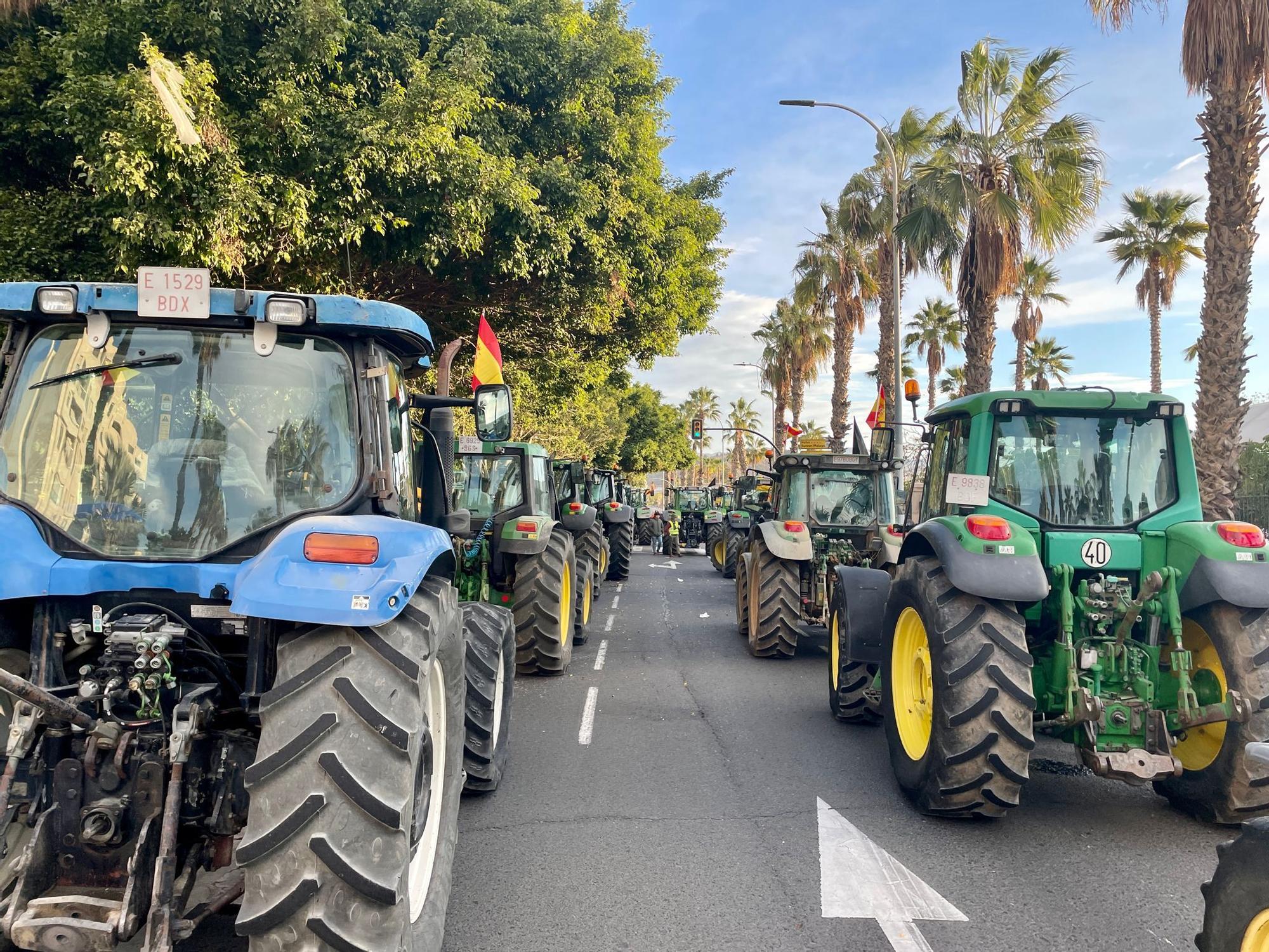 Los agricultores malagueños cortan las carreteras en protesta por la crisis del sector