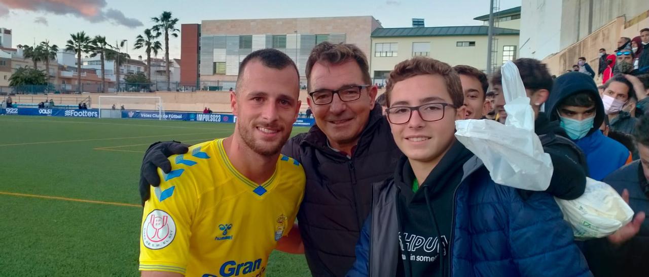 Ale y Álvaro Díez, con su padre Alejandro, en el medio.