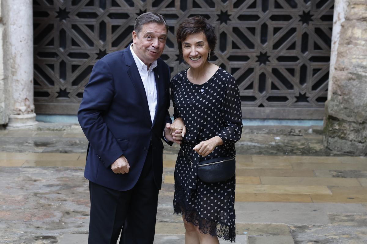 Luis Planas saluda a Maria Do Ceu Oliveira, ministra portuguesa de Agricultura, en el Patio de los Naranjos.