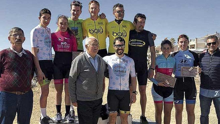 Los ciclistas premiados en el Trofeu Joan Serra, tras le entrega de galardones.