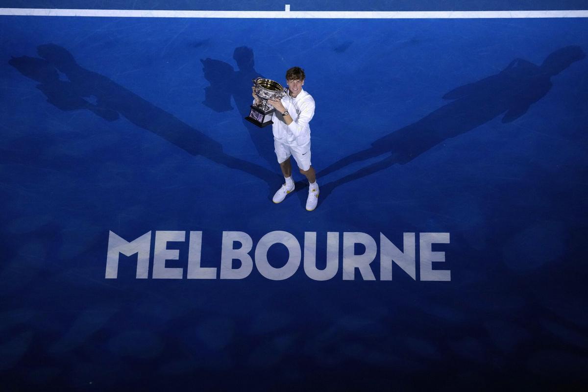 Jannik Sinner, con el trofeo del Open de Australia.