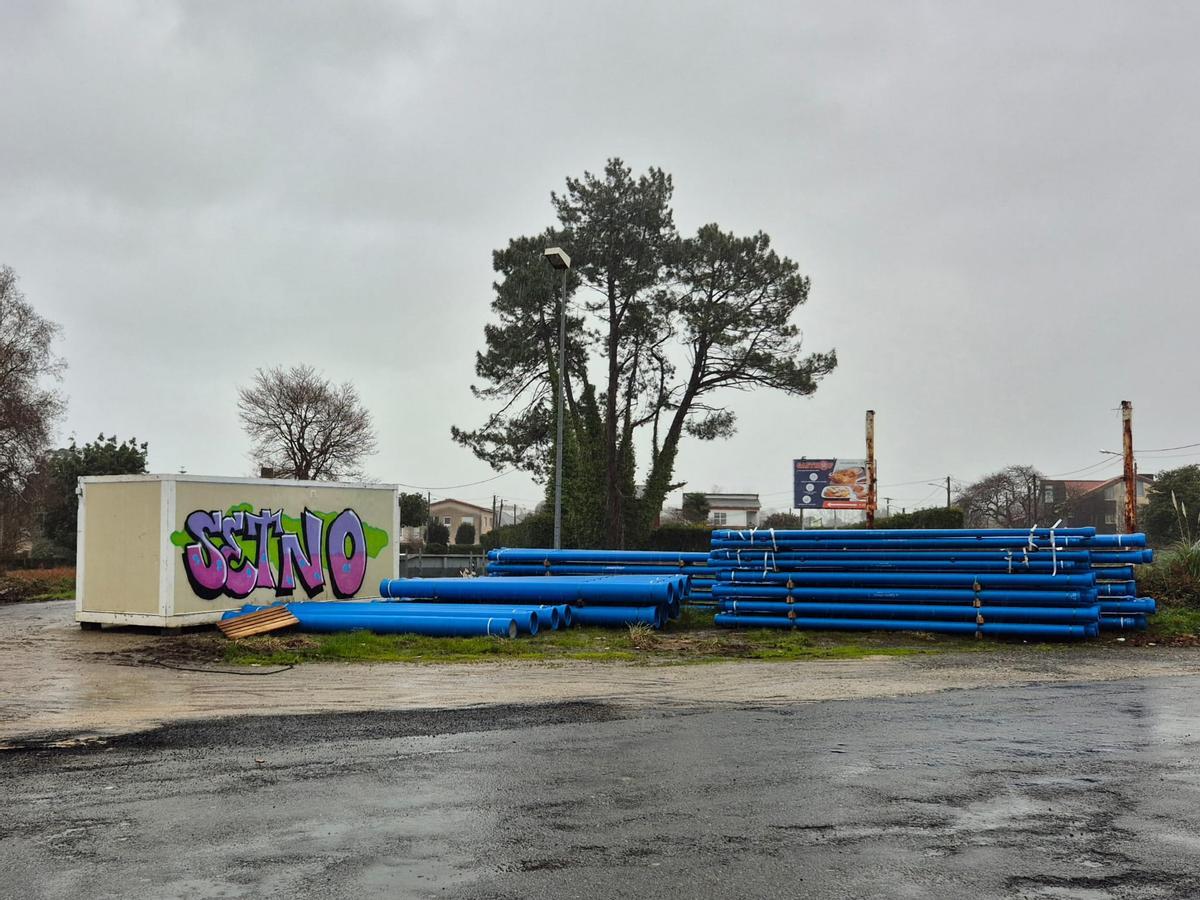 Acopio de material para las obras de mejora del abastecimiento de Oleiros