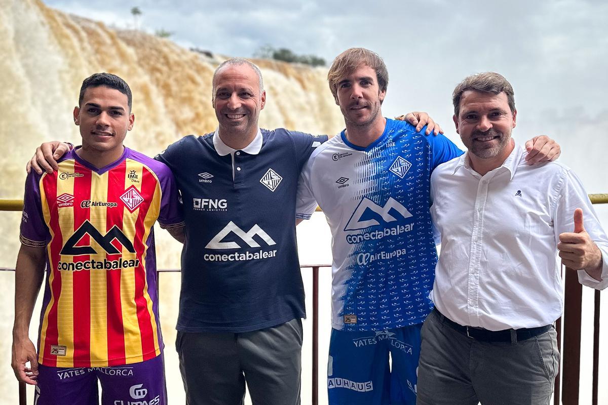 Cleber, Barrón, Vadillo y Tirado posan en las cataratas de Iguazú.