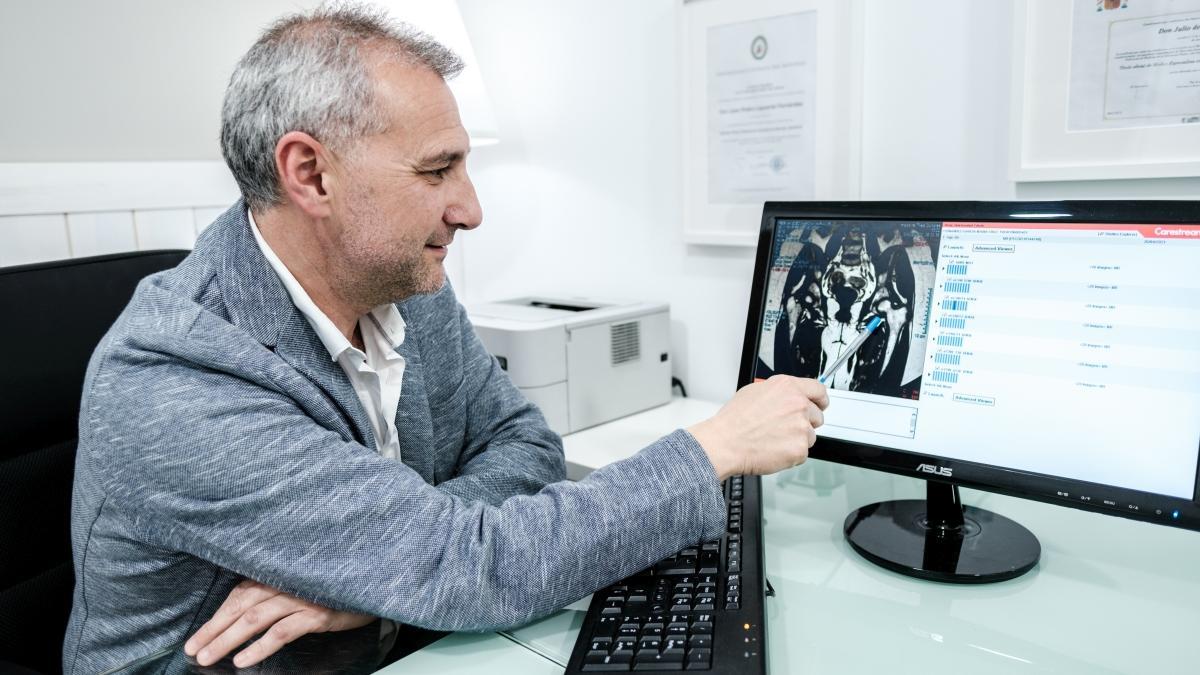 El doctor Carlos Jarabo, director médico de Clínicas Cres, en su consulta.