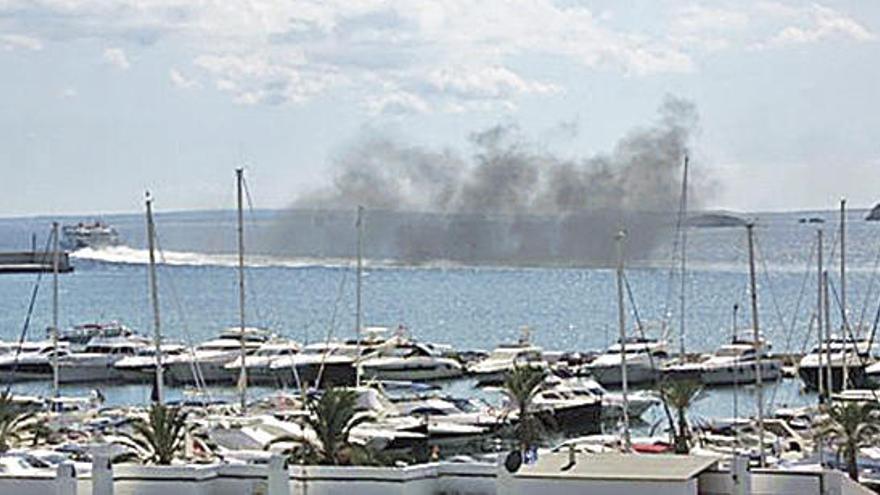 Una embarcación deja una estela de humo a su salida del puerto de Vila.