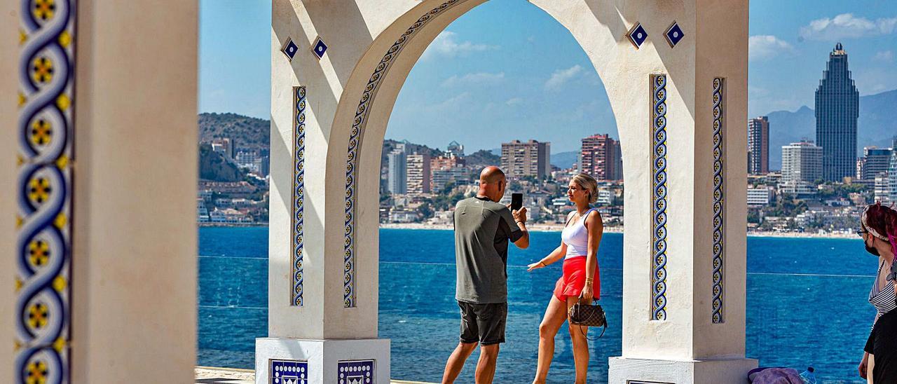 Dos turistas se fotografían esta semana en el Castell de Benidorm, donde una joven perdió la vida tras hacerse una autofoto. | DAVID REVENGA