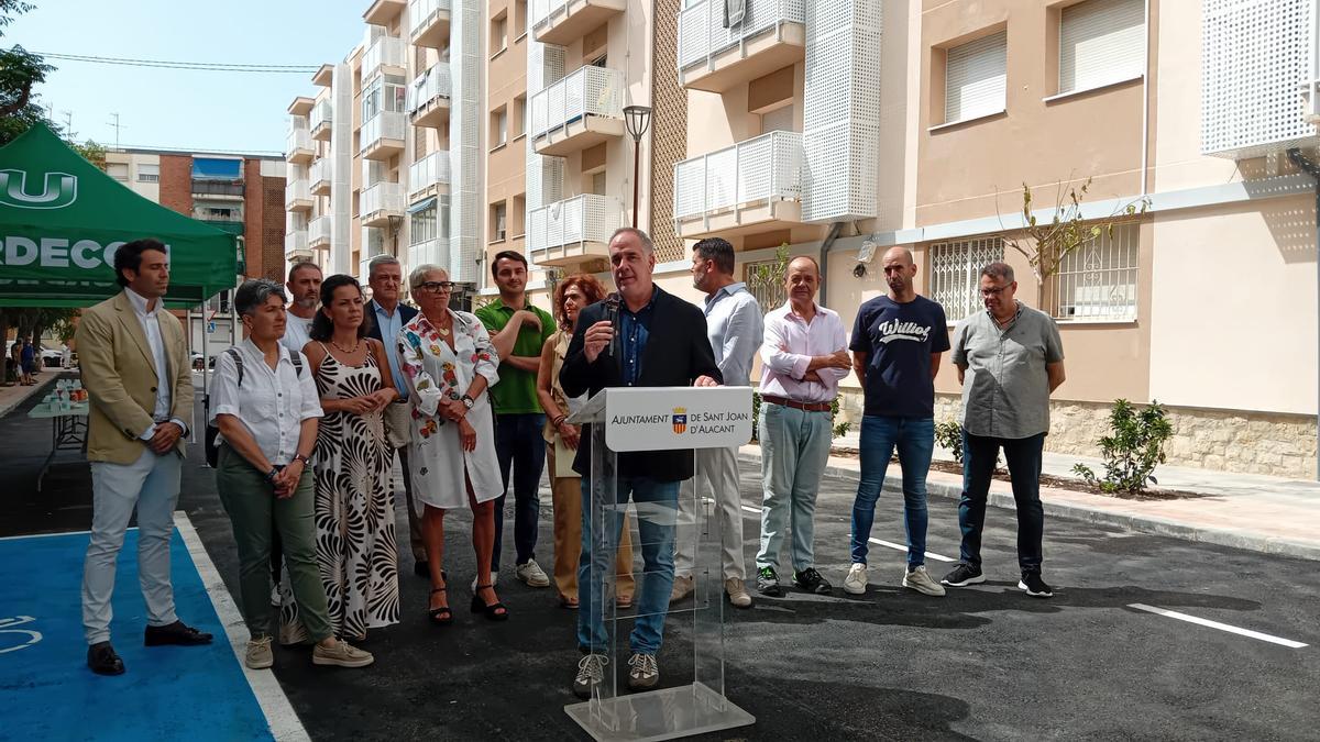 El alcalde, antes de la firma del acta de fin de obra, con ediles, la gerente de PYCSA y representantes de la empres