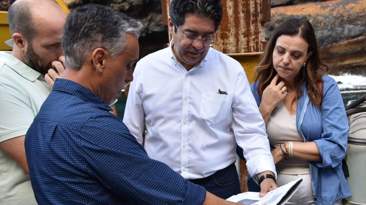 Antonio González, Pedro Martín (centro) e Isabel García en la visita de ayer a las obras del embarcadero de Masca. | | E.D.