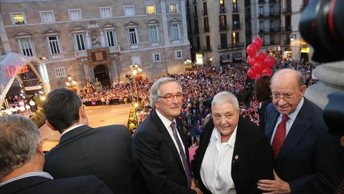 La pregonera Núria Gispert con el alcalde Xavier Trias a su derecha en el balcón del ayuntamiento.