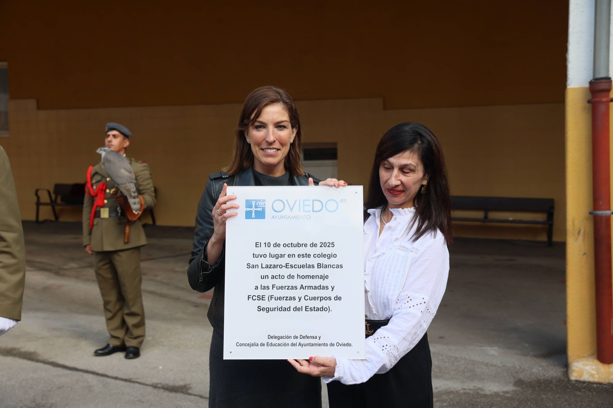 Escuelas Blancas. Acto de izado de la bandera con asistencia del delegado de Defensa y representantes de la Guardia Civil, la Policía Nacional y la Municipal, entre otros