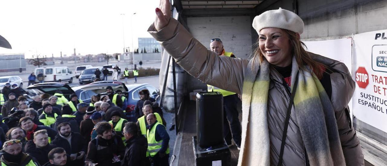 Lola Guzmán, la líder tras la Plataforma 6F, participa este sábado en Madrid en una concentración de transportistas organizada por la Plataforma Nacional por la Defensa del Transporte, que agrupa a miles de transportistas por carretera autónomos y pymes.