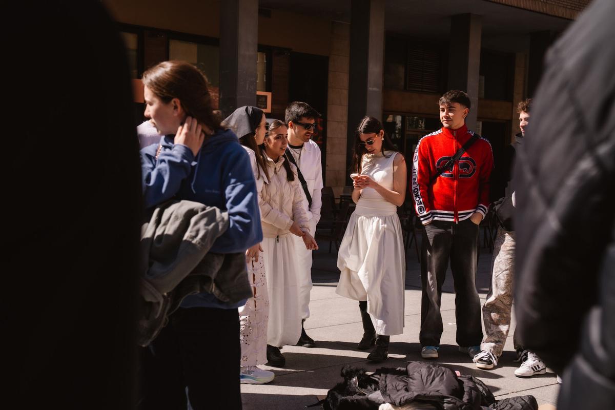 30.03.2026. MADRID. Fans de Rosalía comienzan a hacer cola a las afueras del Movistar Arena, sitio donde se celebrarán los próximos conciertos de la artista en Madrid. Foto: Alba Vigaray