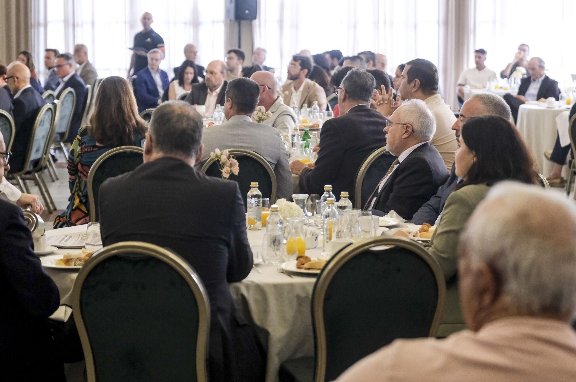 Encuentro informativo con Ángel Víctor Torres, ministro de Política Territorial y Memoria Democrática de España 