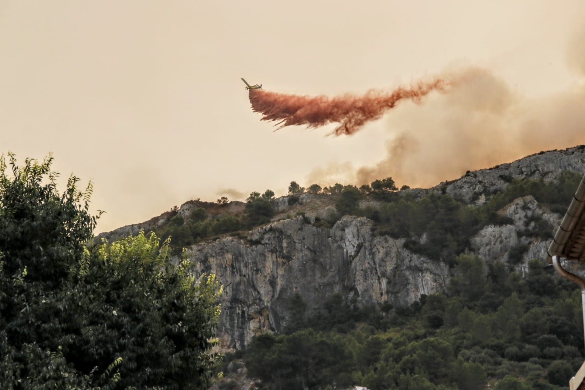 El incendio en la Vall d'Ebo calcina 2.200 hectáreas y se estudian desalojos