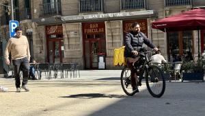 Un rider de Glovo circula en bici por la plaza del cruce de Consell de Cent con Girona, el miércoles