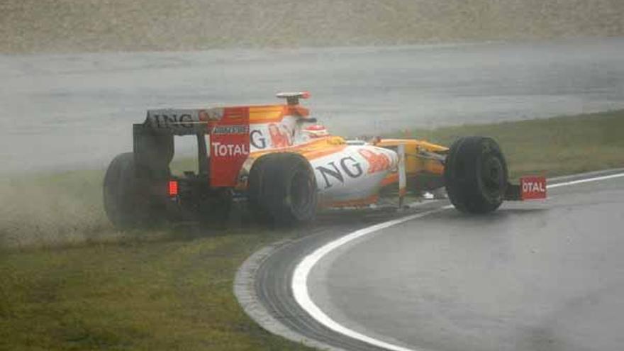 Fernando Alonso intenta regresar a la calzada tras salirse en una curva