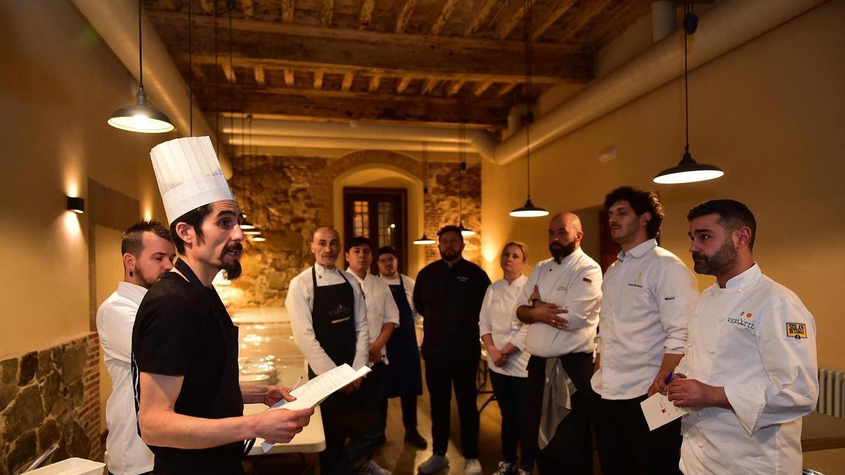 La guía Michelin se 'rinde' al chef de Plasencia Ricardo Señorán (con gorro): mejor Bib Gourmand de junio