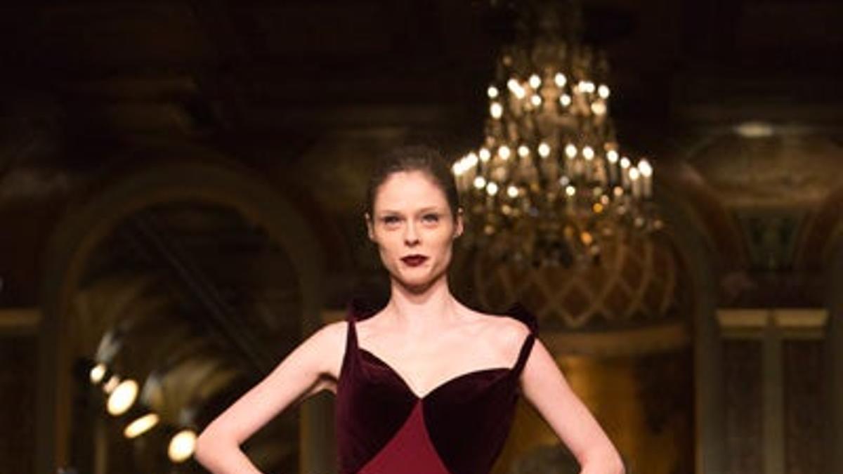 Zac Posen presenta a una mujer muy elegante en NYFW