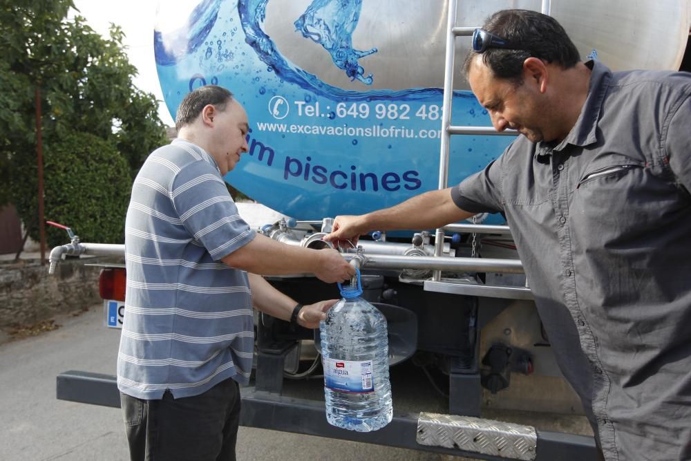 La Bisbal comença a repartir aigua potable amb un camió cisterna
