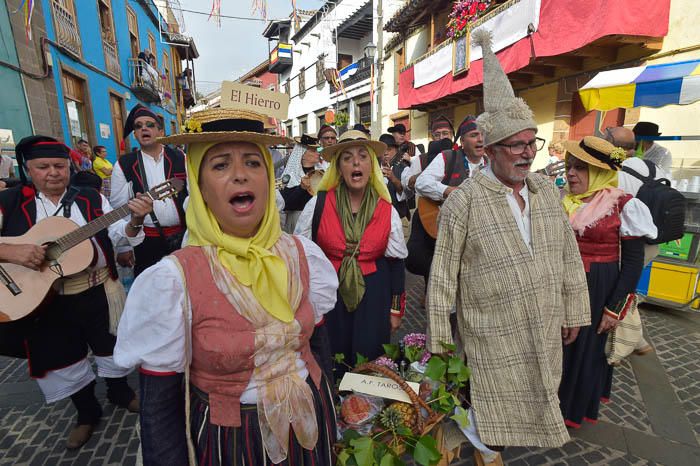 Carretas y grupos en la romería del Pino