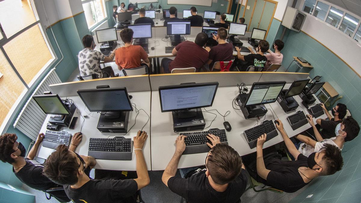 Estudiantes de un ciclo de la rama de la Informática y Comunicaciones, otra de las más demandadas en la provincia.