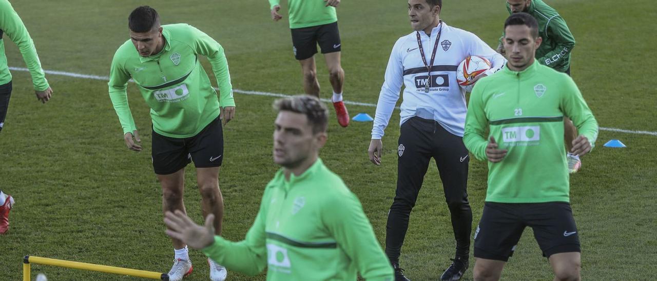 Francisco observa a sus jugadores en el campo Díez Iborra durante uno de sus primeros entrenamientos al frente del equipo.  | ANTONIO AMORÓS