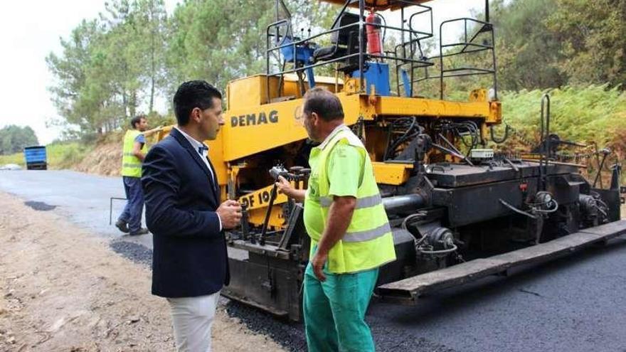 El alcalde Andrés Díaz conversa con un operario de la obra. // Fdv