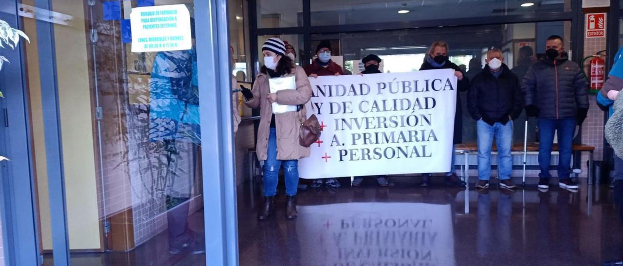 Los manifestantes, ayer por la mañana, en la sede de gerencia del área sanitaria VIII en La Felguera. | D. O.