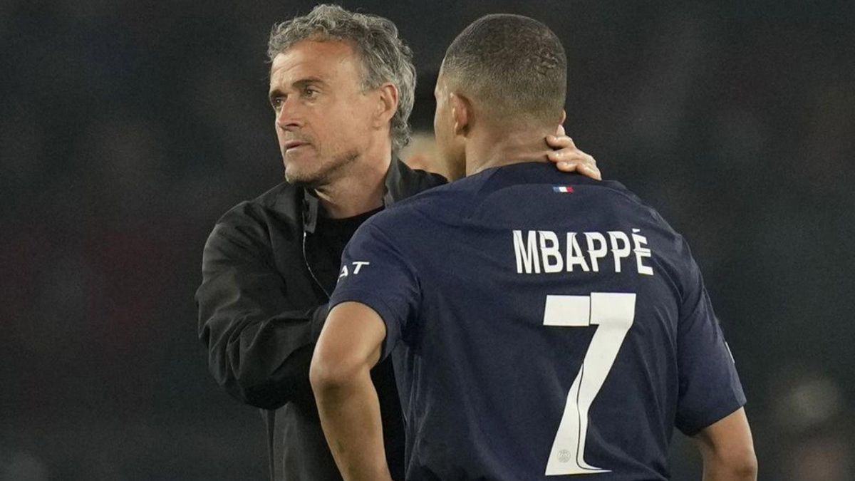 Luis Enrique consola Mbappé el 2024 després de l’eliminació del PSG. | CHRISTOPHE ENA / AP Luis Enrique consola Mbappé el 2024 després de l’eliminació del PSG. | CHRISTOPHE ENA / AP