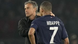 Luis Enrique consola Mbappé el 2024 després de l’eliminació del PSG. | CHRISTOPHE ENA / AP