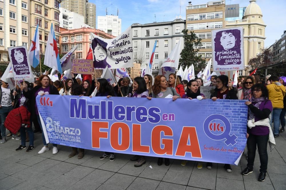 La primera de las manifestaciones convocadas para este 8-M en A Coruña, promovida por CIG, ha recorrido a mediodía las calles del centro de la ciudad.