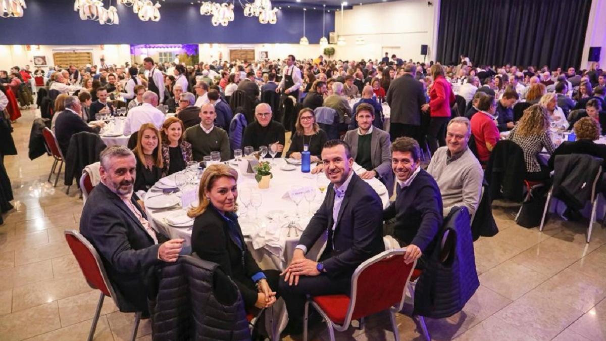 Mompó y Mazón, junto a otros dirigentes del PP, en la cena del viernes en Alzira.