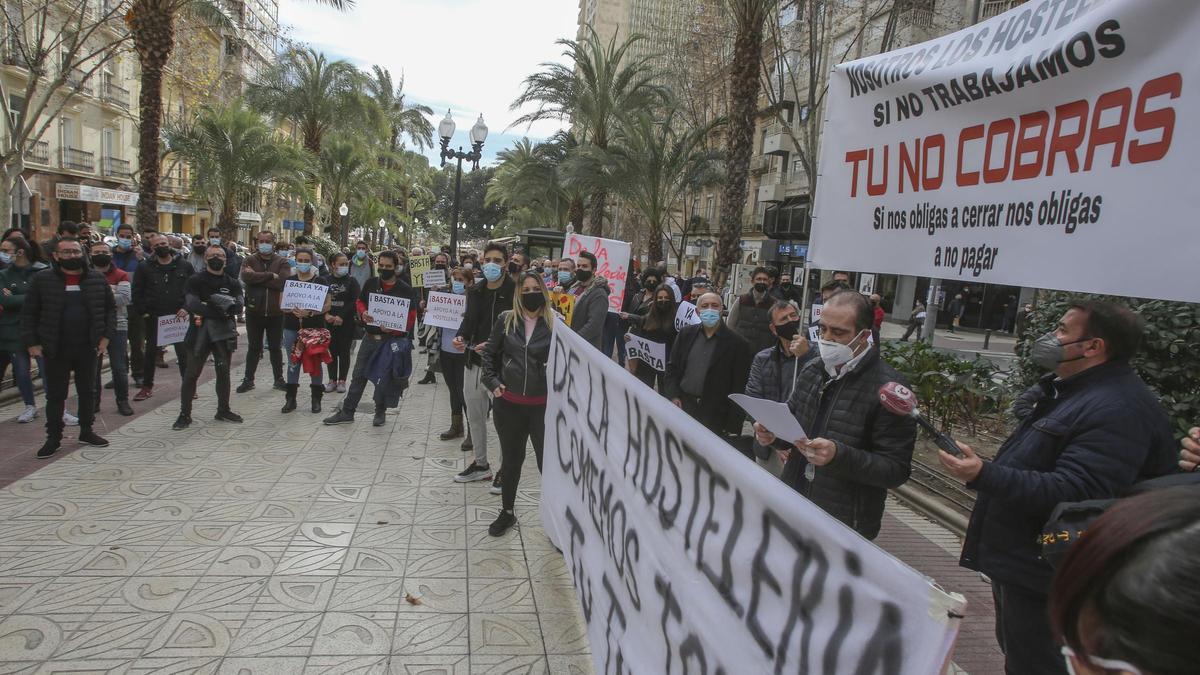 Protesta de los hosteleros en Alicante contra el cierre de la hostelería