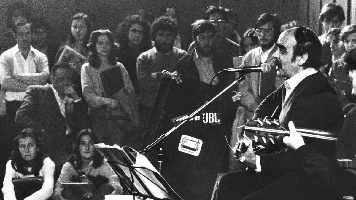 José Antonio Labordeta, durante un concierto en la Facultad de Filosofía y Letras de Zaragoza.
